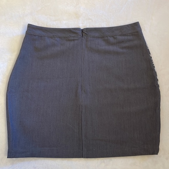 Size small Fora embroidered grey and white mini skirt. - Picture 2 of 5